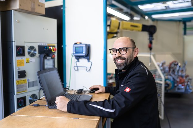 Mitarbeiter programmiert Roboteranlage bei LEWA Attendorn, Optimierung der Automatisierungstechnik