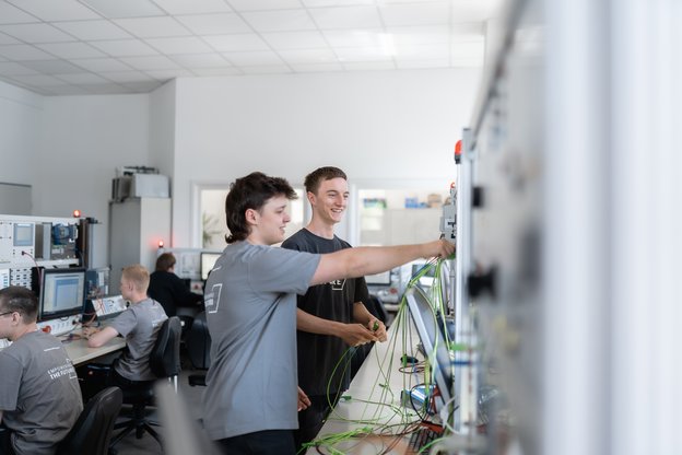 Auszubildende im Schulungsraum für Elektrotechnik bei LEWA Attendorn, praxisorientierte Ausbildung in der Elektrotechnik