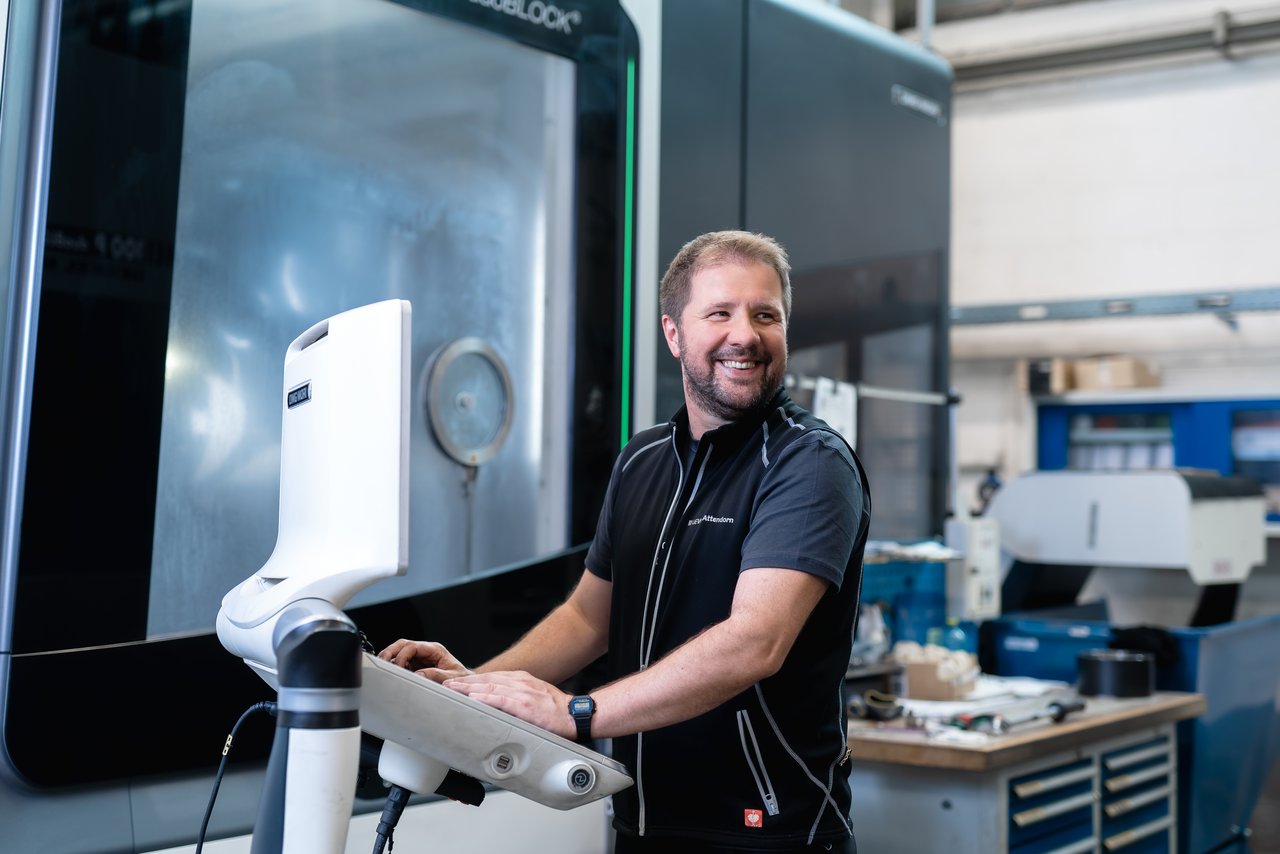 Man and machine Mitarbeiter an Zerspanungsmaschine bei LEWA Attendorn, präzise Fertigung und Bearbeitung von Bauteilen