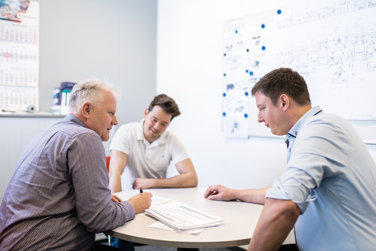 German Engineering Drei Mitarbeitende besprechen Konstruktionsthemen bei LEWA Attendorn, Teamarbeit in der technischen Planung