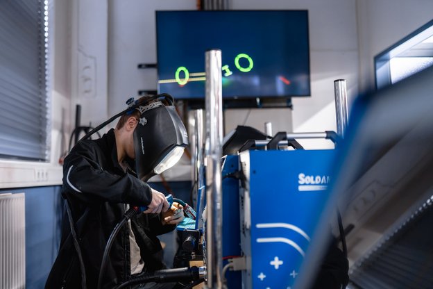 Auszubildender beim virtuellen Schweißen im Campus von LEWA Attendorn, praxisorientierte Ausbildung in der Fertigungstechnik