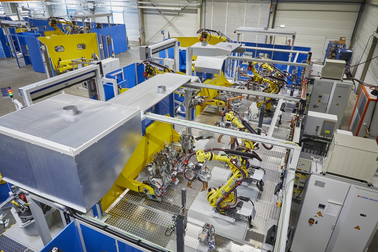 Full assembly Vogelperspektive einer Roboteranlage in der Fertigung bei LEWA Attendorn, Automatisierungstechnologie in Aktion