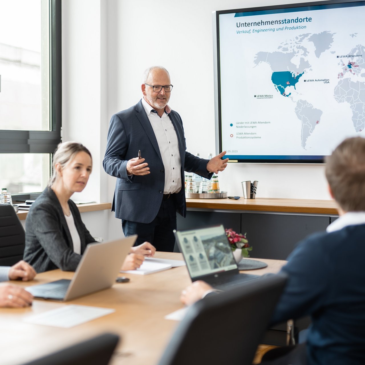 Inspirados por la inventiva Besprechungssituation bei LEWA Attendorn, steht für Teamarbeit und Entwicklungschancen im Karrierebereich