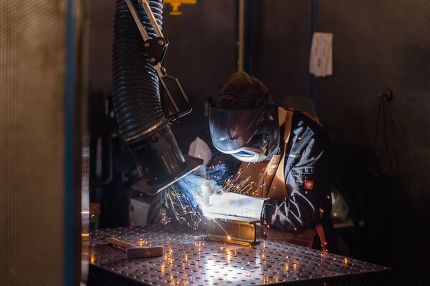Auszubildender beim Schweißen im Campus von LEWA Attendorn, praxisnahe Ausbildung in der Fertigungstechnik