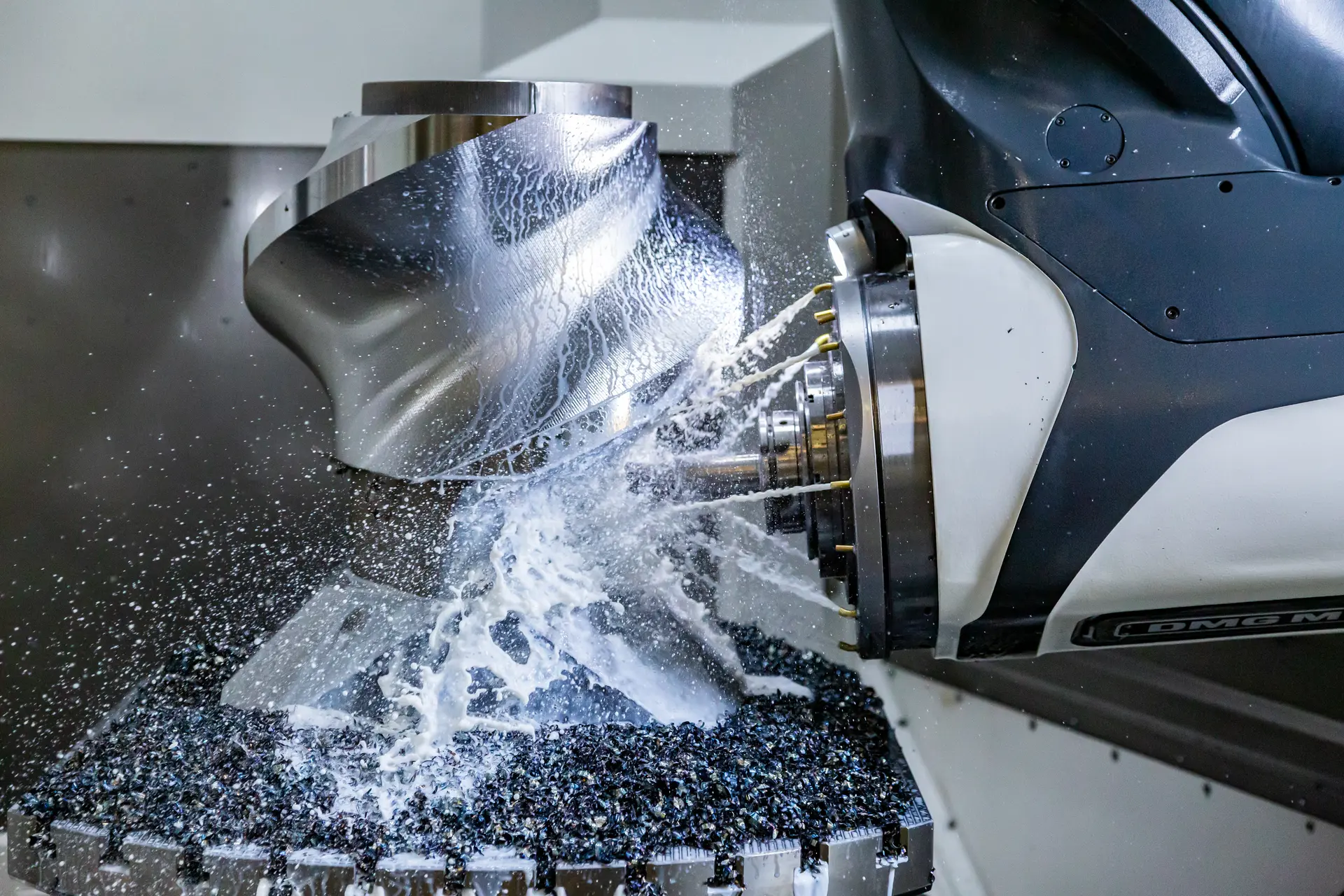 Zerspanung eines Bauteils beim Fräsen mit Kühlwasser bei LEWA Attendorn