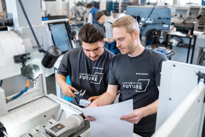 Ausbilder und Auszubildender besprechen technische Zeichnung bei LEWA Attendorn, praktische Schulung und Weiterbildung