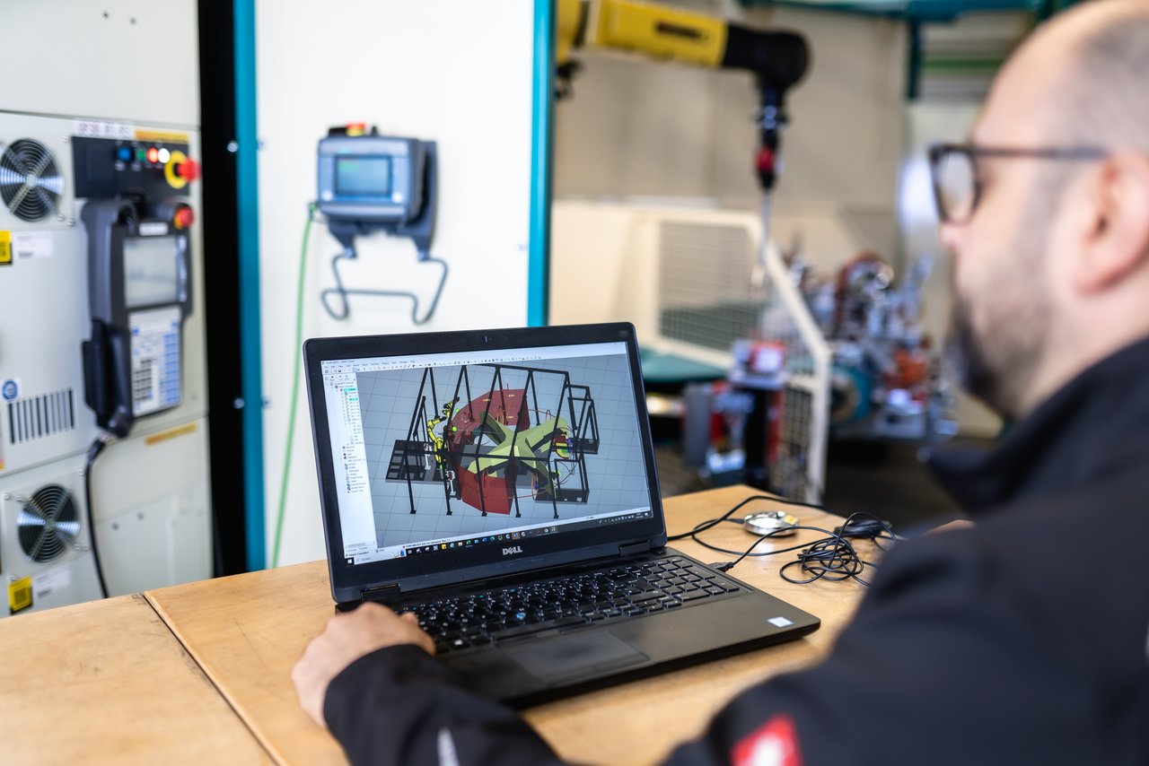 Software department Mitarbeiter programmiert Roboteranlage bei LEWA Attendorn, Optimierung der Automatisierungstechnik